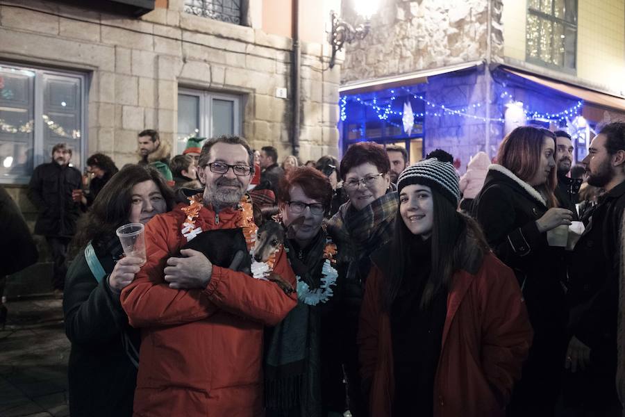 Centenares de gijoneses llenaron la plaza del ayuntamiento para celebrar la nochevieja