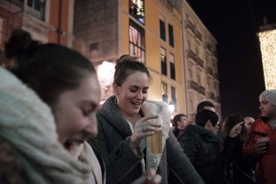 Centenares de gijoneses llenaron la plaza del ayuntamiento para celebrar la nochevieja