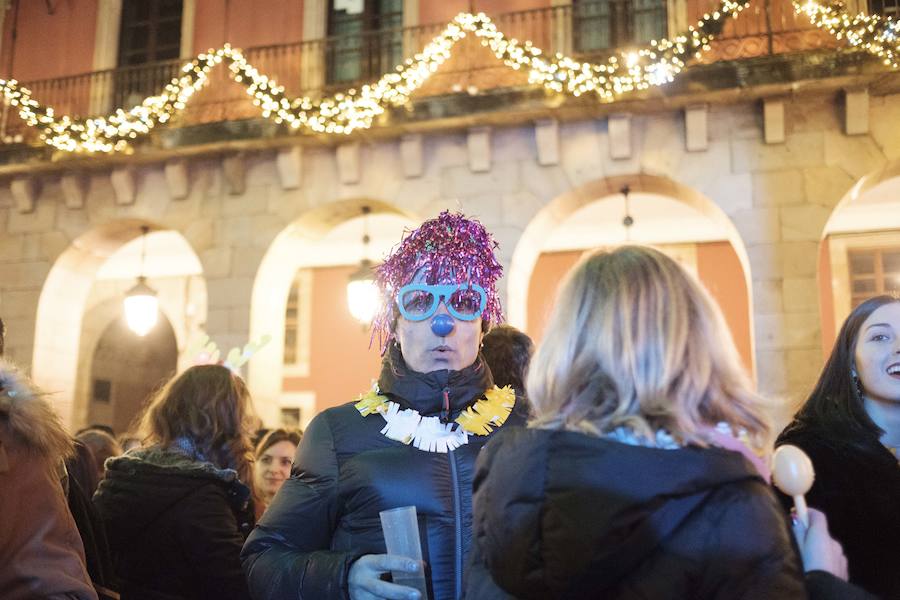 Centenares de gijoneses llenaron la plaza del ayuntamiento para celebrar la nochevieja