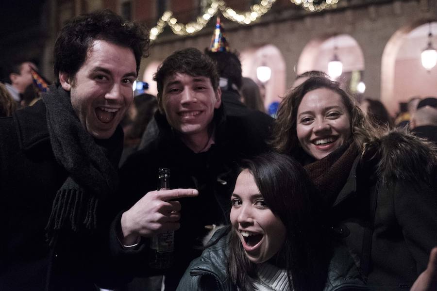 Centenares de gijoneses llenaron la plaza del ayuntamiento para celebrar la nochevieja
