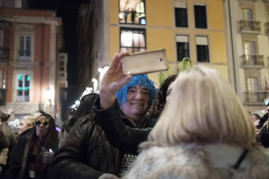 Centenares de gijoneses llenaron la plaza del ayuntamiento para celebrar la nochevieja