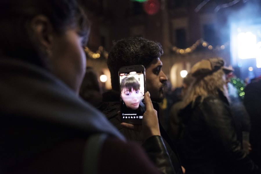 Centenares de gijoneses llenaron la plaza del ayuntamiento para celebrar la nochevieja