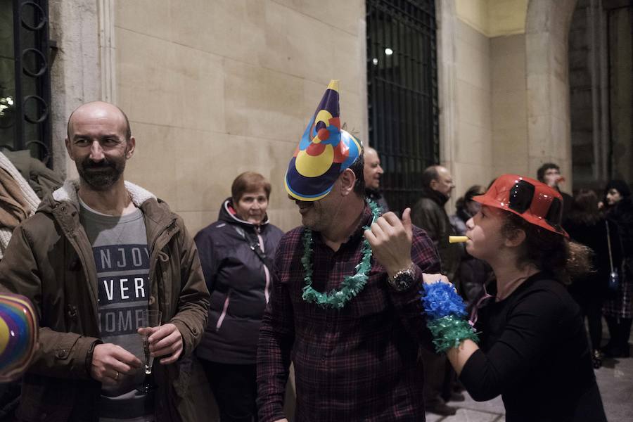 Centenares de gijoneses llenaron la plaza del ayuntamiento para celebrar la nochevieja