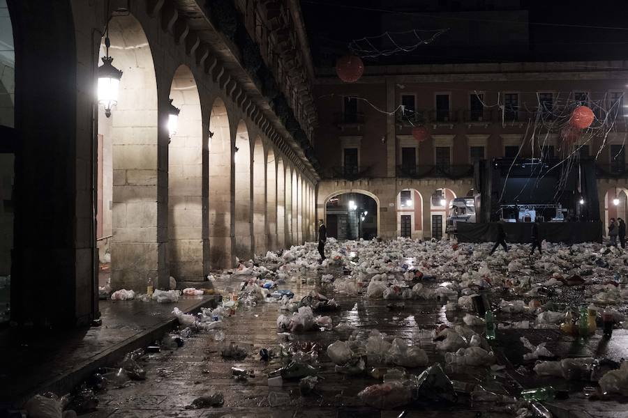 Incontables bolsas, botellas y restos de bebida dibujaban una fotografía difícil de aceptar si se tienen en cuenta las innumerables campañas para fomentar el que cada persona recoja sus propios residuos