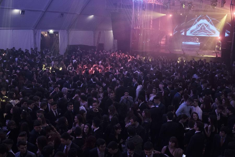 Centenares de gijoneses llenaron la plaza del ayuntamiento para celebrar la nochevieja