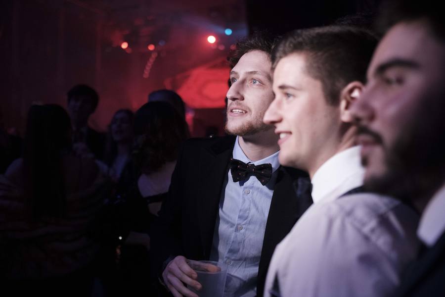 Centenares de gijoneses llenaron la plaza del ayuntamiento para celebrar la nochevieja