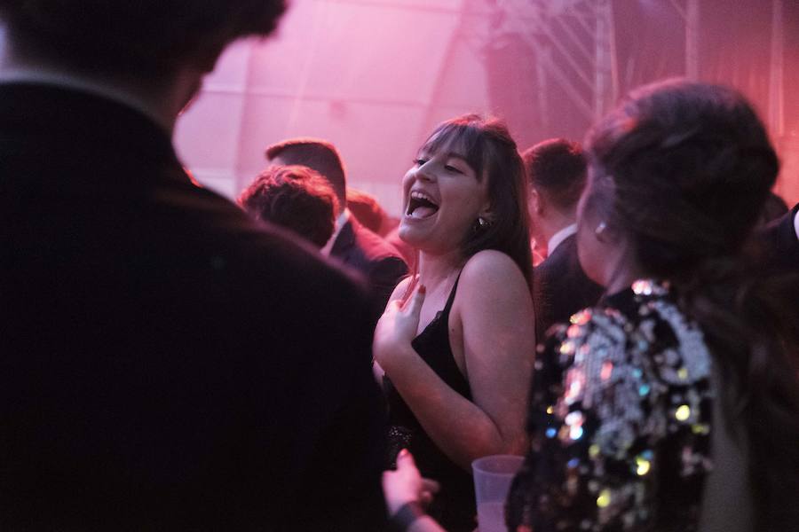 Centenares de gijoneses llenaron la plaza del ayuntamiento para celebrar la nochevieja