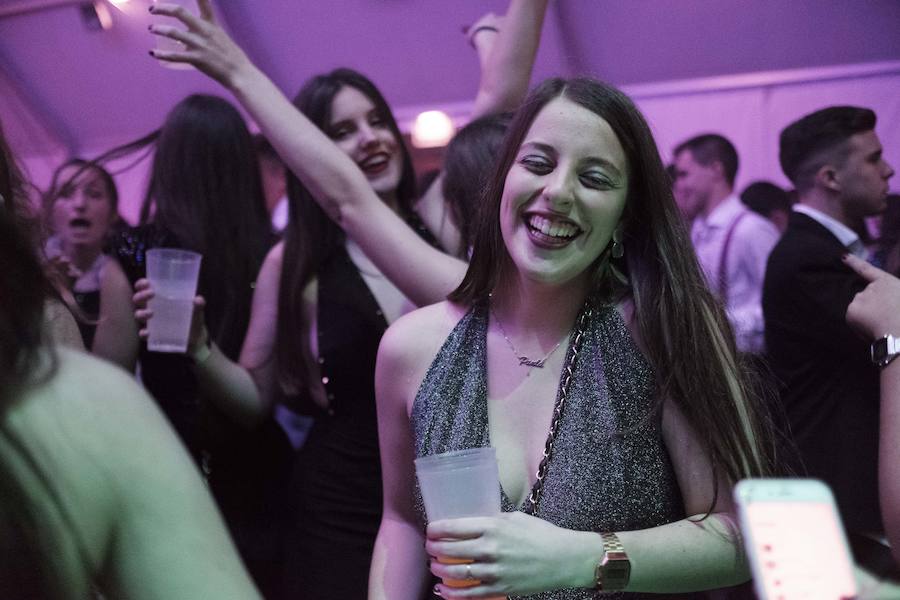 Centenares de gijoneses llenaron la plaza del ayuntamiento para celebrar la nochevieja