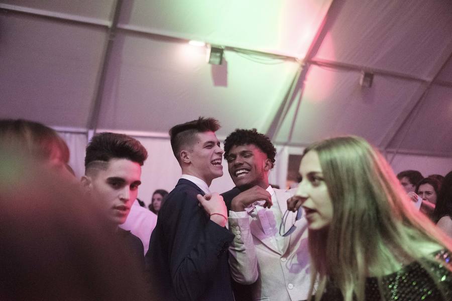 Centenares de gijoneses llenaron la plaza del ayuntamiento para celebrar la nochevieja