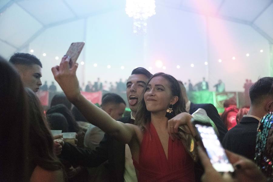 Centenares de gijoneses llenaron la plaza del ayuntamiento para celebrar la nochevieja