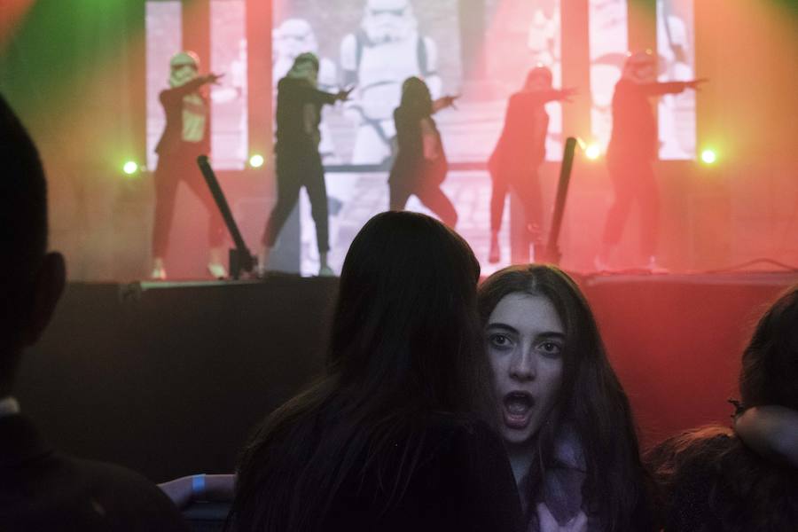 Centenares de gijoneses llenaron la plaza del ayuntamiento para celebrar la nochevieja