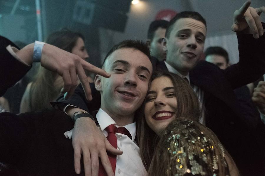 Centenares de gijoneses llenaron la plaza del ayuntamiento para celebrar la nochevieja