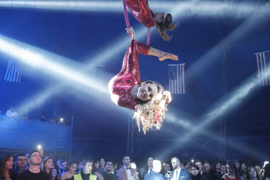 Centenares de gijoneses llenaron la plaza del ayuntamiento para celebrar la nochevieja