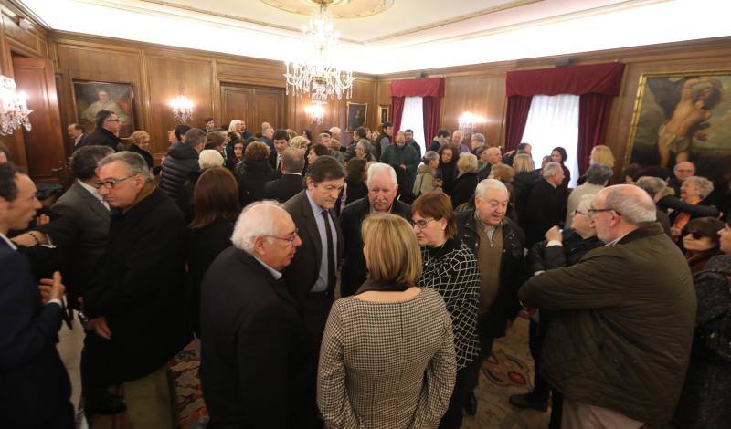 El salón de recepciones del Ayuntamiento de Avilés acoge la capilla ardiente del exalcalde de la ciudad que ha sido trasladado al Consistorio desde el tanatorio escoltado por varias unidades de la Policía Local