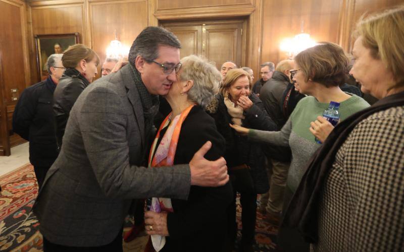 El salón de recepciones del Ayuntamiento de Avilés acoge la capilla ardiente del exalcalde de la ciudad que ha sido trasladado al Consistorio desde el tanatorio escoltado por varias unidades de la Policía Local
