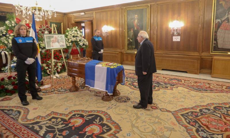 El salón de recepciones del Ayuntamiento de Avilés acoge la capilla ardiente del exalcalde de la ciudad que ha sido trasladado al Consistorio desde el tanatorio escoltado por varias unidades de la Policía Local