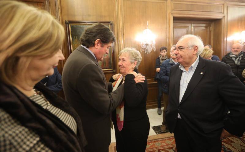 El salón de recepciones del Ayuntamiento de Avilés acoge la capilla ardiente del exalcalde de la ciudad que ha sido trasladado al Consistorio desde el tanatorio escoltado por varias unidades de la Policía Local