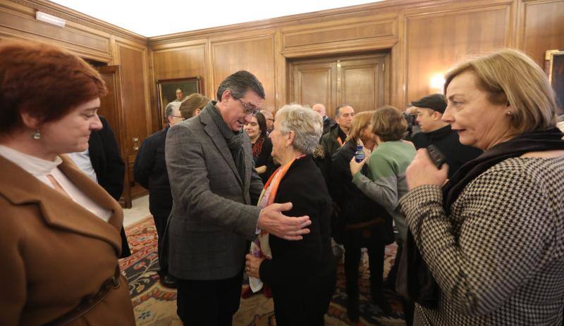 El salón de recepciones del Ayuntamiento de Avilés acoge la capilla ardiente del exalcalde de la ciudad que ha sido trasladado al Consistorio desde el tanatorio escoltado por varias unidades de la Policía Local