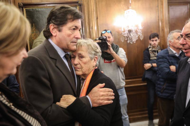 El salón de recepciones del Ayuntamiento de Avilés acoge la capilla ardiente del exalcalde de la ciudad que ha sido trasladado al Consistorio desde el tanatorio escoltado por varias unidades de la Policía Local