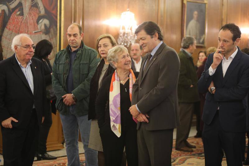 El salón de recepciones del Ayuntamiento de Avilés acoge la capilla ardiente del exalcalde de la ciudad que ha sido trasladado al Consistorio desde el tanatorio escoltado por varias unidades de la Policía Local