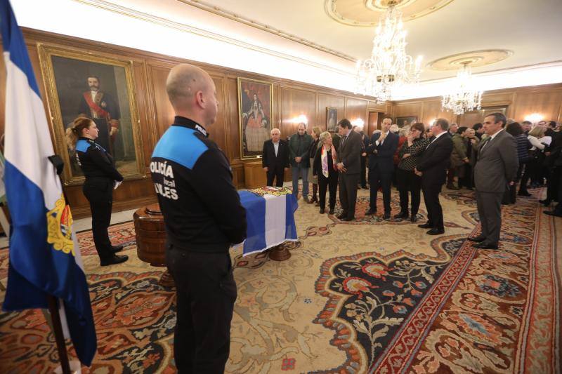 El salón de recepciones del Ayuntamiento de Avilés acoge la capilla ardiente del exalcalde de la ciudad que ha sido trasladado al Consistorio desde el tanatorio escoltado por varias unidades de la Policía Local