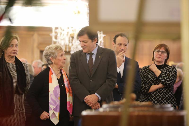 El salón de recepciones del Ayuntamiento de Avilés acoge la capilla ardiente del exalcalde de la ciudad que ha sido trasladado al Consistorio desde el tanatorio escoltado por varias unidades de la Policía Local