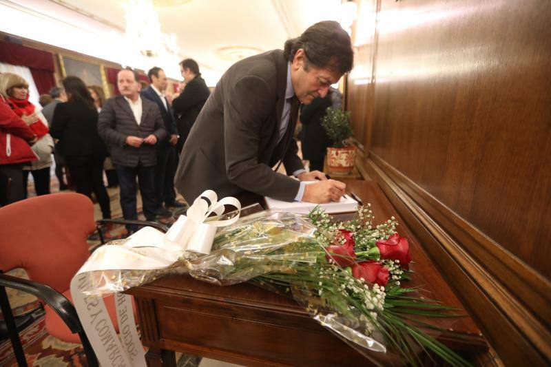 El salón de recepciones del Ayuntamiento de Avilés acoge la capilla ardiente del exalcalde de la ciudad que ha sido trasladado al Consistorio desde el tanatorio escoltado por varias unidades de la Policía Local