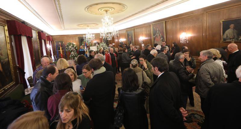 El salón de recepciones del Ayuntamiento de Avilés acoge la capilla ardiente del exalcalde de la ciudad que ha sido trasladado al Consistorio desde el tanatorio escoltado por varias unidades de la Policía Local
