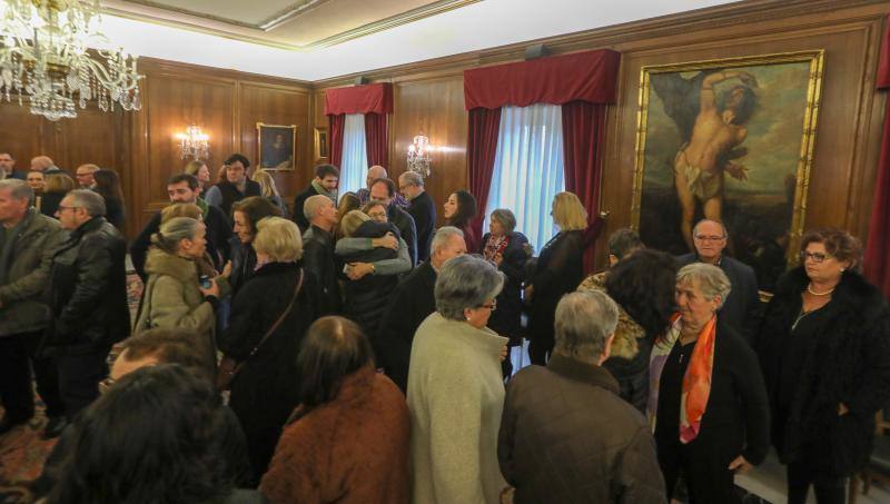 El salón de recepciones del Ayuntamiento de Avilés acoge la capilla ardiente del exalcalde de la ciudad que ha sido trasladado al Consistorio desde el tanatorio escoltado por varias unidades de la Policía Local