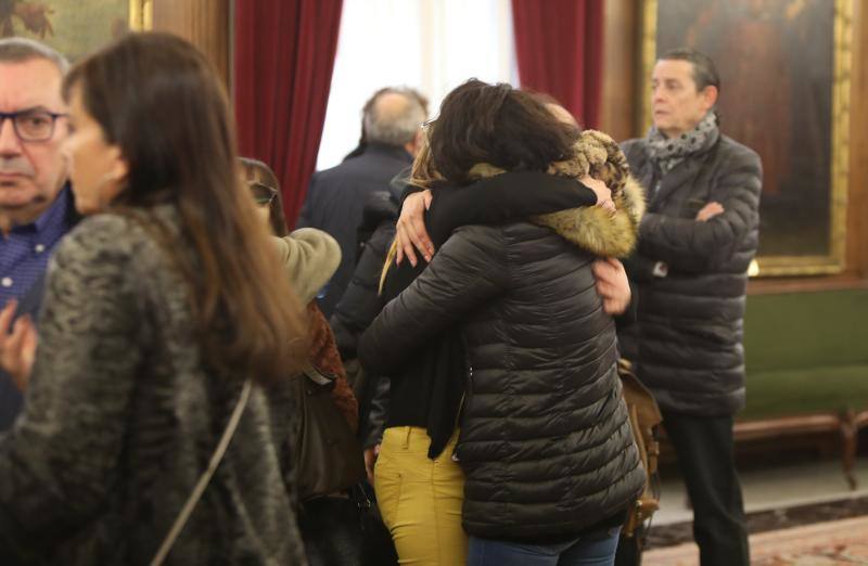 El salón de recepciones del Ayuntamiento de Avilés acoge la capilla ardiente del exalcalde de la ciudad que ha sido trasladado al Consistorio desde el tanatorio escoltado por varias unidades de la Policía Local