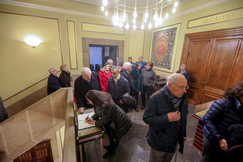 El salón de recepciones del Ayuntamiento de Avilés acoge la capilla ardiente del exalcalde de la ciudad que ha sido trasladado al Consistorio desde el tanatorio escoltado por varias unidades de la Policía Local