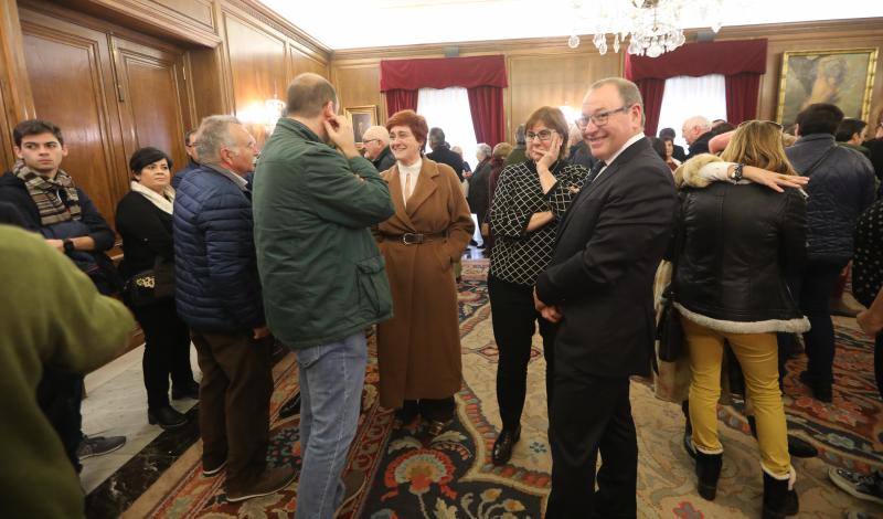 El salón de recepciones del Ayuntamiento de Avilés acoge la capilla ardiente del exalcalde de la ciudad que ha sido trasladado al Consistorio desde el tanatorio escoltado por varias unidades de la Policía Local