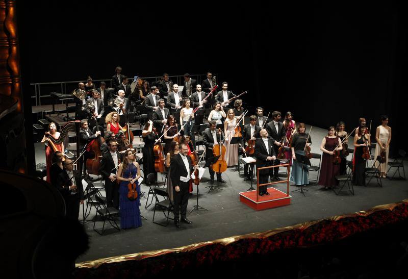 La Filarmónica de España, con el gijonés Mariano Rivas al frente, celebró el primer recital del año ante un teatro abarrotado.