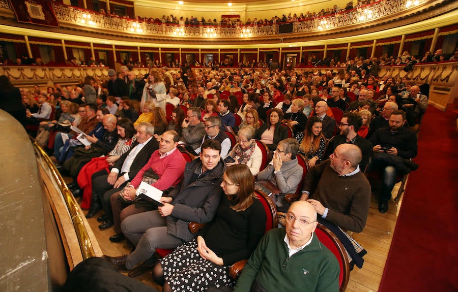 La orquesta Oviedo Filarmonía deleitó a los asistentes al teatro de la capital asturiana en el primer recital del año y en una jornada especial para su director, Lucas Macías, que se presentaba de manera oficial en un acto como este.