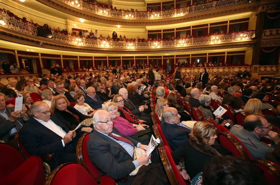 La orquesta Oviedo Filarmonía deleitó a los asistentes al teatro de la capital asturiana en el primer recital del año y en una jornada especial para su director, Lucas Macías, que se presentaba de manera oficial en un acto como este.