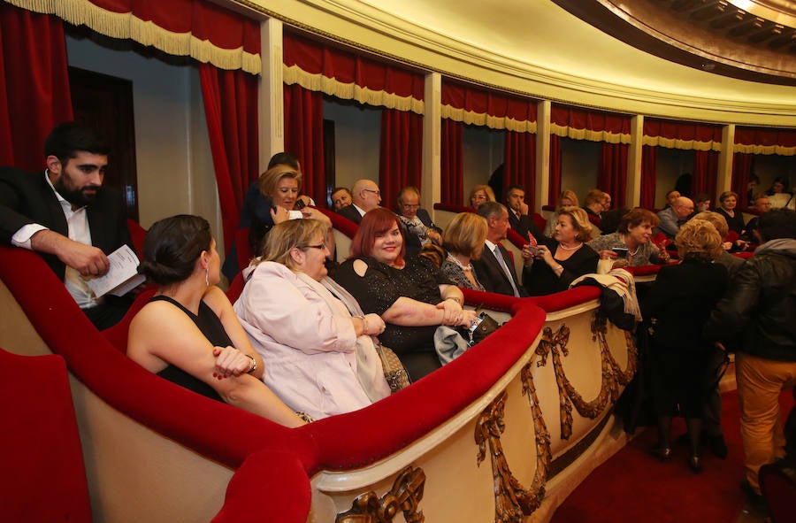 La orquesta Oviedo Filarmonía deleitó a los asistentes al teatro de la capital asturiana en el primer recital del año y en una jornada especial para su director, Lucas Macías, que se presentaba de manera oficial en un acto como este.