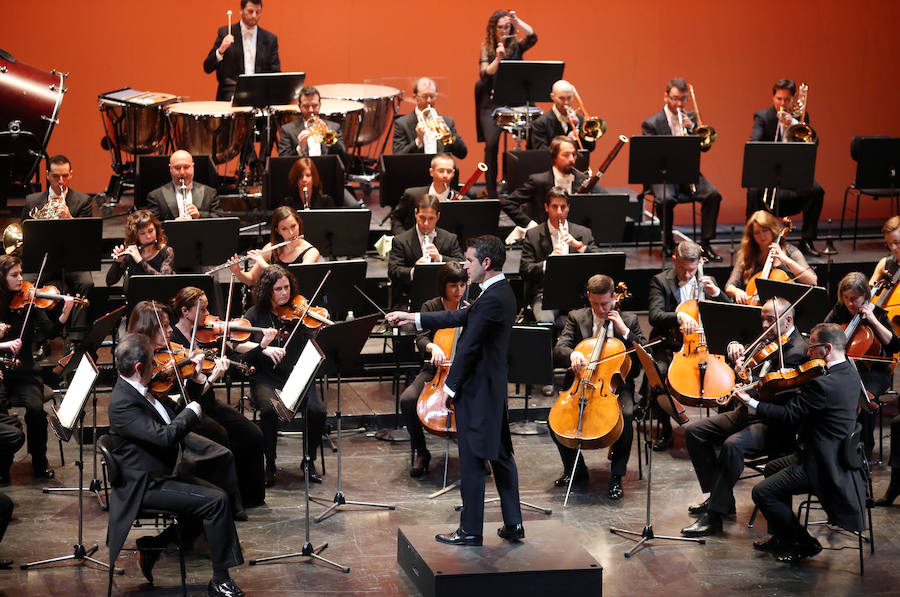 La orquesta Oviedo Filarmonía deleitó a los asistentes al teatro de la capital asturiana en el primer recital del año y en una jornada especial para su director, Lucas Macías, que se presentaba de manera oficial en un acto como este.
