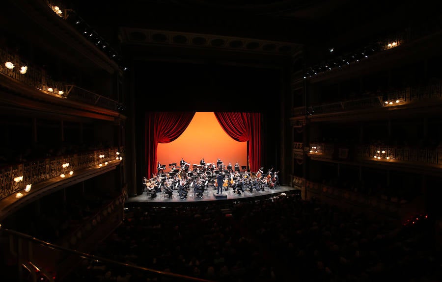 La orquesta Oviedo Filarmonía deleitó a los asistentes al teatro de la capital asturiana en el primer recital del año y en una jornada especial para su director, Lucas Macías, que se presentaba de manera oficial en un acto como este.