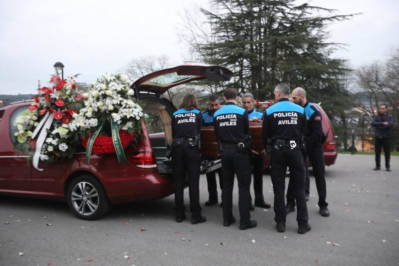 Emotivo y multitudinario funeral del primer alcalde avilesino de la democracia en la iglesia de Llaranes, donde su párroco, Jose María Murias, definió al exregidor como «hombre afable, positivo y fraternal».