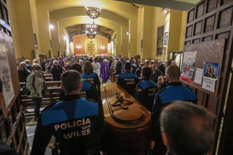Emotivo y multitudinario funeral del primer alcalde avilesino de la democracia en la iglesia de Llaranes, donde su párroco, Jose María Murias, definió al exregidor como «hombre afable, positivo y fraternal».