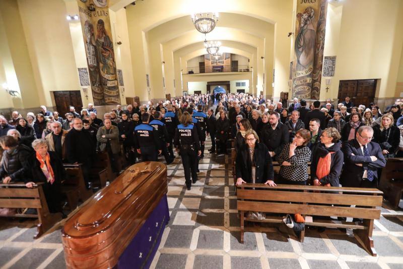 Emotivo y multitudinario funeral del primer alcalde avilesino de la democracia en la iglesia de Llaranes, donde su párroco, Jose María Murias, definió al exregidor como «hombre afable, positivo y fraternal».