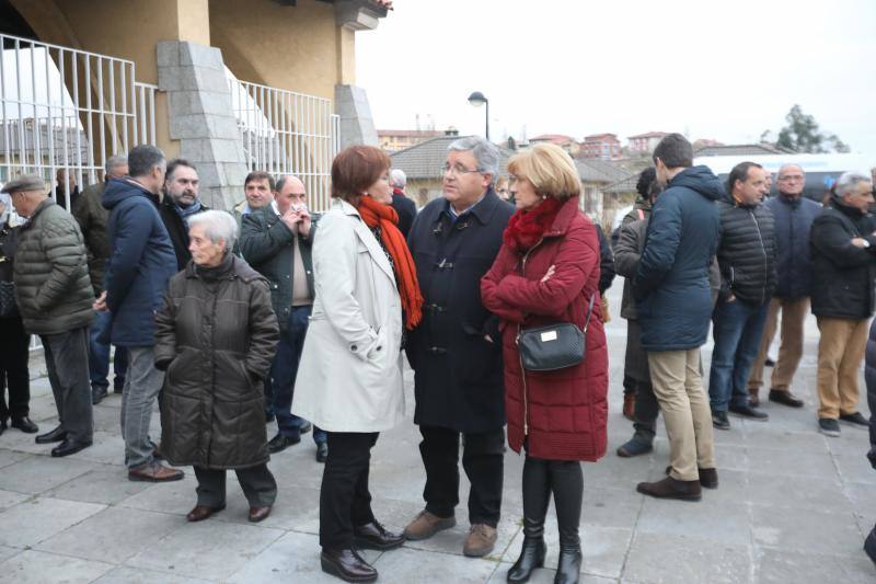 Emotivo y multitudinario funeral del primer alcalde avilesino de la democracia en la iglesia de Llaranes, donde su párroco, Jose María Murias, definió al exregidor como «hombre afable, positivo y fraternal».