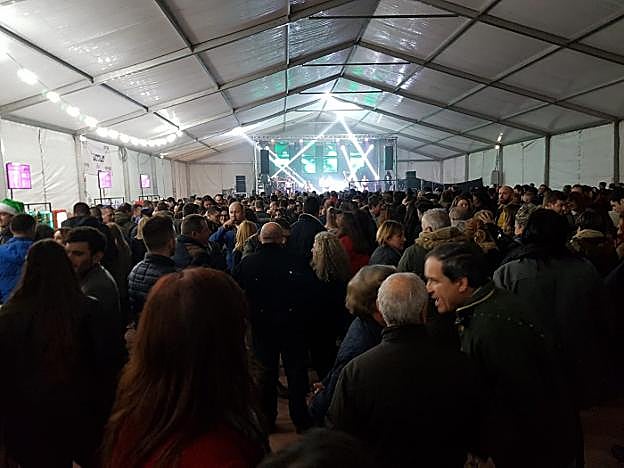 Cerca de mil cien personas llenaron la carpa municipal instalada en Las Vegas durante la Nochevieja. 