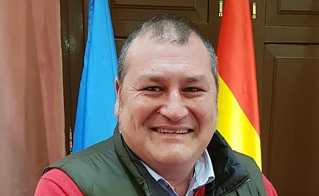 El alcalde, César Álvarez, en el salón de plenos de Vegadeo.