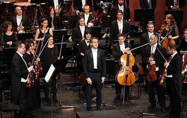 El director de orquesta Lucas Macías saluda al inicio del concierto. 