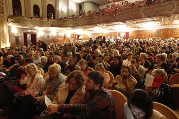 El público completó el aforo del Teatro Jovellanos.