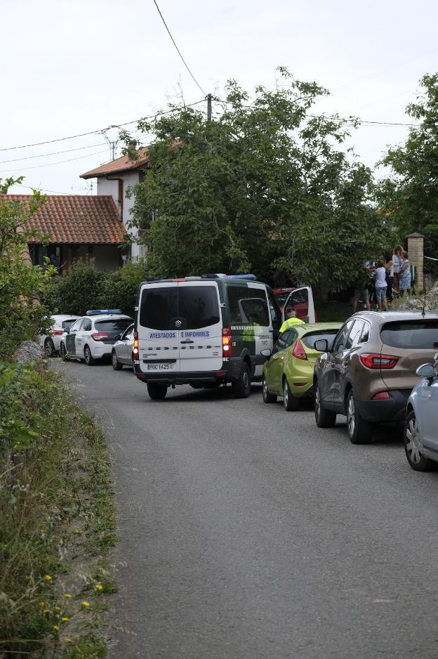 La Guardia Civil en el lugar del crimen de Ardines, el camino de acceso a su vivienda en Belmonte de Pría. 