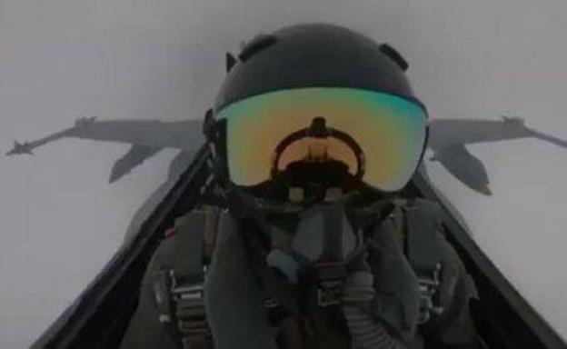 Impresionante momento en que un rayo alcanza al piloto de un caza kuwaití