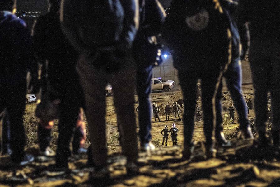 En torno a un millar de centroamericanos fracasaron en su intento desesperado de asaltar en masa y por la fuerza la frontera de Tijuana (México) con Estados Unidos