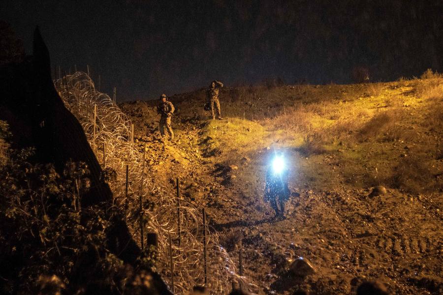 En torno a un millar de centroamericanos fracasaron en su intento desesperado de asaltar en masa y por la fuerza la frontera de Tijuana (México) con Estados Unidos